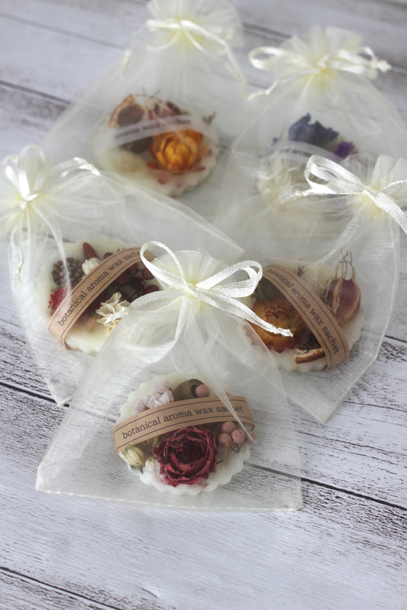 ボタニカルなアロマワックスサシェ【カップケーキ型