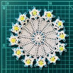 【再販】NOKOのカラフルレース編み 立体小花モチーフドイリー（15） 5枚目の画像
