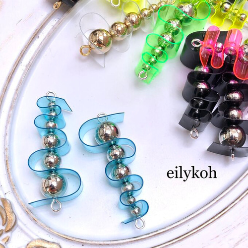 2個/ブルー うねうねPVCのシルバーボールコネクターチャーム MCH130BE