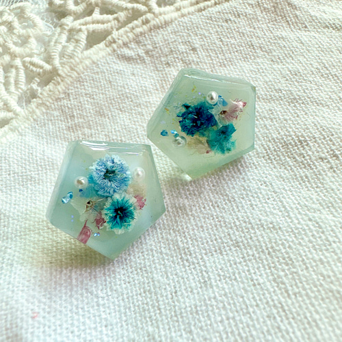 ピアス　レジン　かすみ草　青　パール　チャーム　水色　結婚式　ドレス　デート　春 ピアス レジン かすみ草 パールチャーム 青 水色 ビジュー 結婚