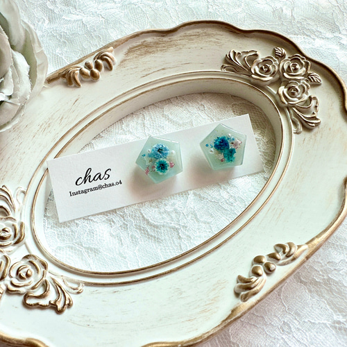 ブルー かすみ草 レジンピアスイヤリング ピアス（スタッド・一粒