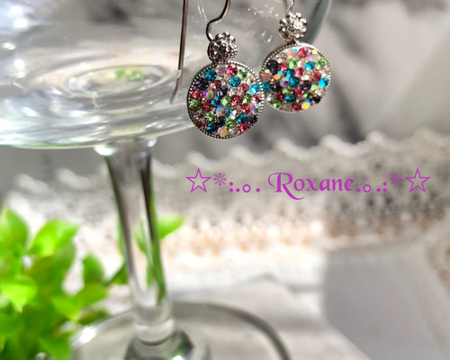 キラキラ カラフルな宝石箱のような輝き スワロフスキー 丸型 ピアス