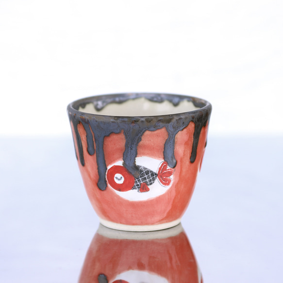 微漆朱釉紅金魚圖馬克杯（青銅釉柄） 第2張的照片