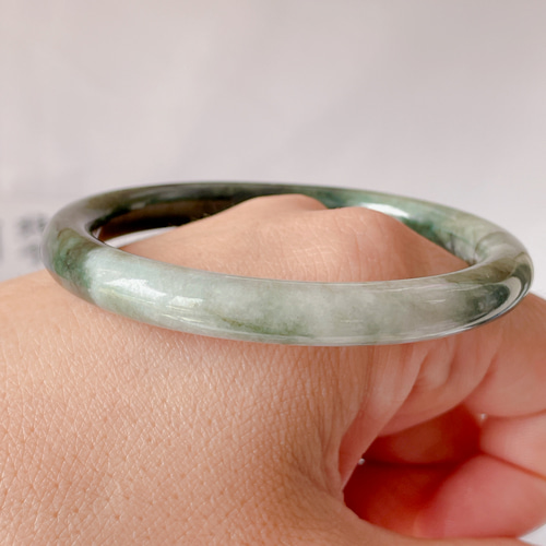 最終値引き！本翡翠保証‼️細め丸形翡翠バングル 内径約57.6mm