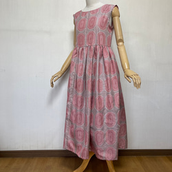 着物リメイク 大人ピンクの大島紬のギャザーワンピース S～Mサイズ 2枚目の画像