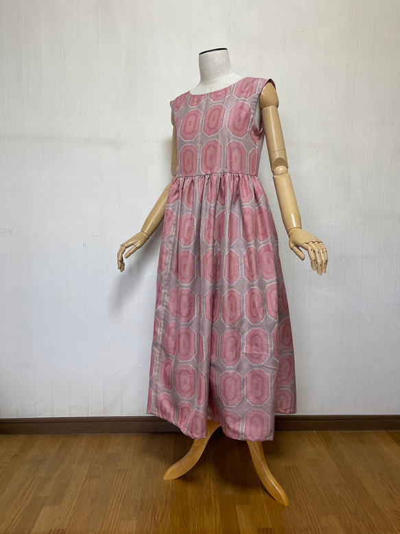 着物リメイク 大人ピンクの大島紬のギャザーワンピース S～Mサイズ 2枚目の画像