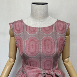 着物リメイク 大人ピンクの大島紬のギャザーワンピース S～Mサイズ 4枚目の画像