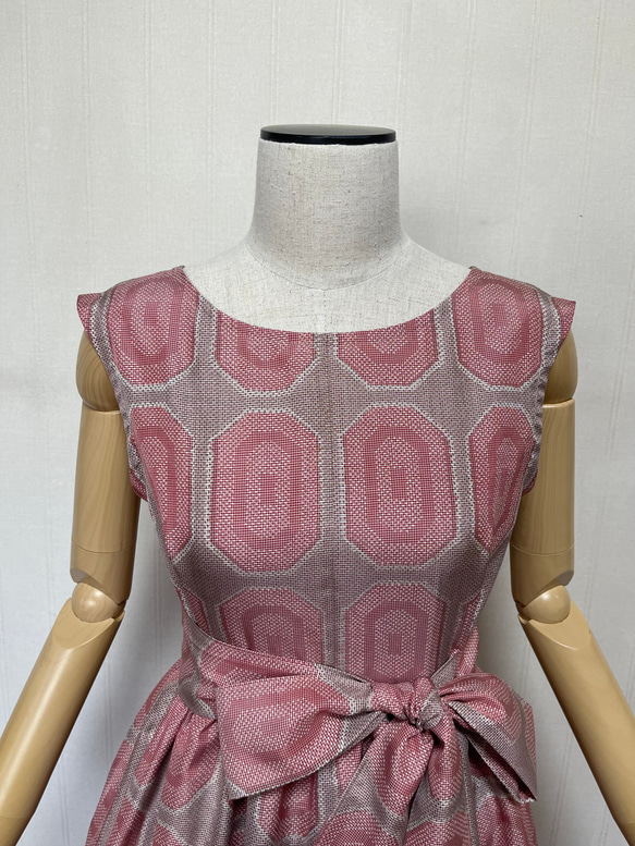 着物リメイク 大人ピンクの大島紬のギャザーワンピース S～Mサイズ 4枚目の画像