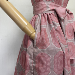 着物リメイク 大人ピンクの大島紬のギャザーワンピース S～Mサイズ 5枚目の画像