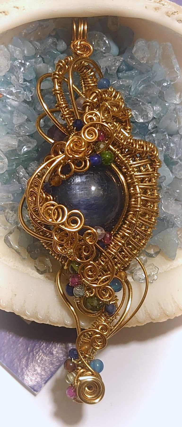 大玉１５ｍｍ　宝石質　天然色のカイヤナイト　ワイヤーアート・ペンダント