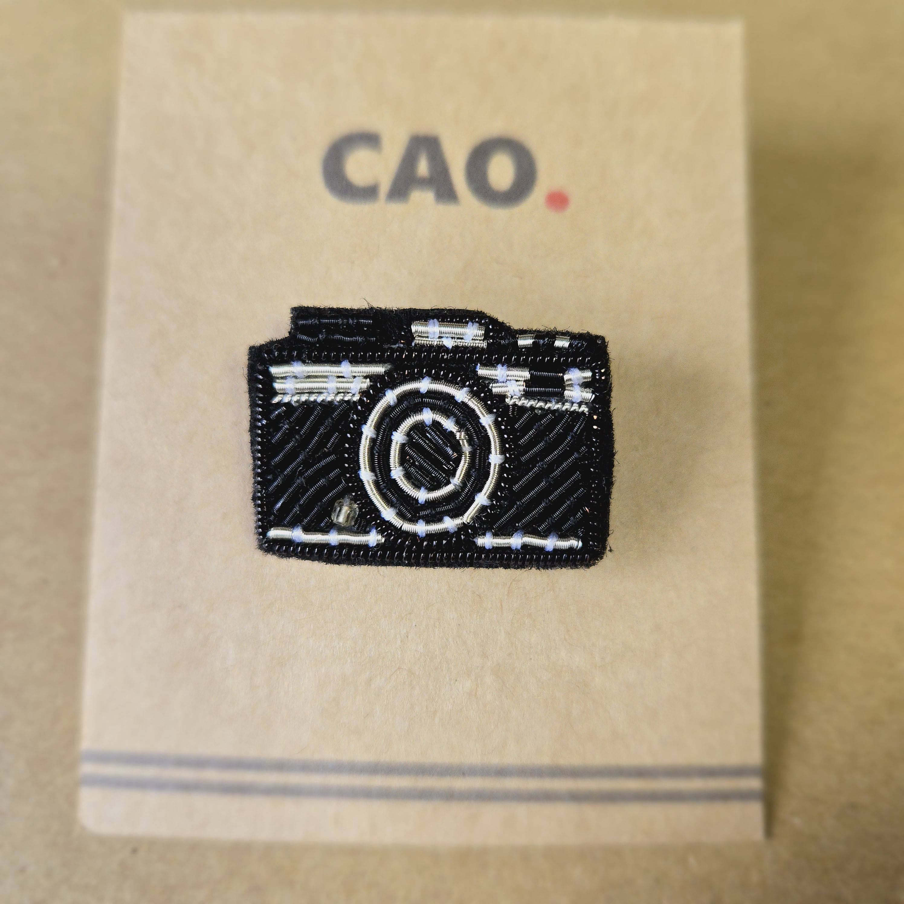 【カメラのミニブローチ】～オートクチュール刺繍～チェコビーズ☆ギフト・プレゼントにも☆