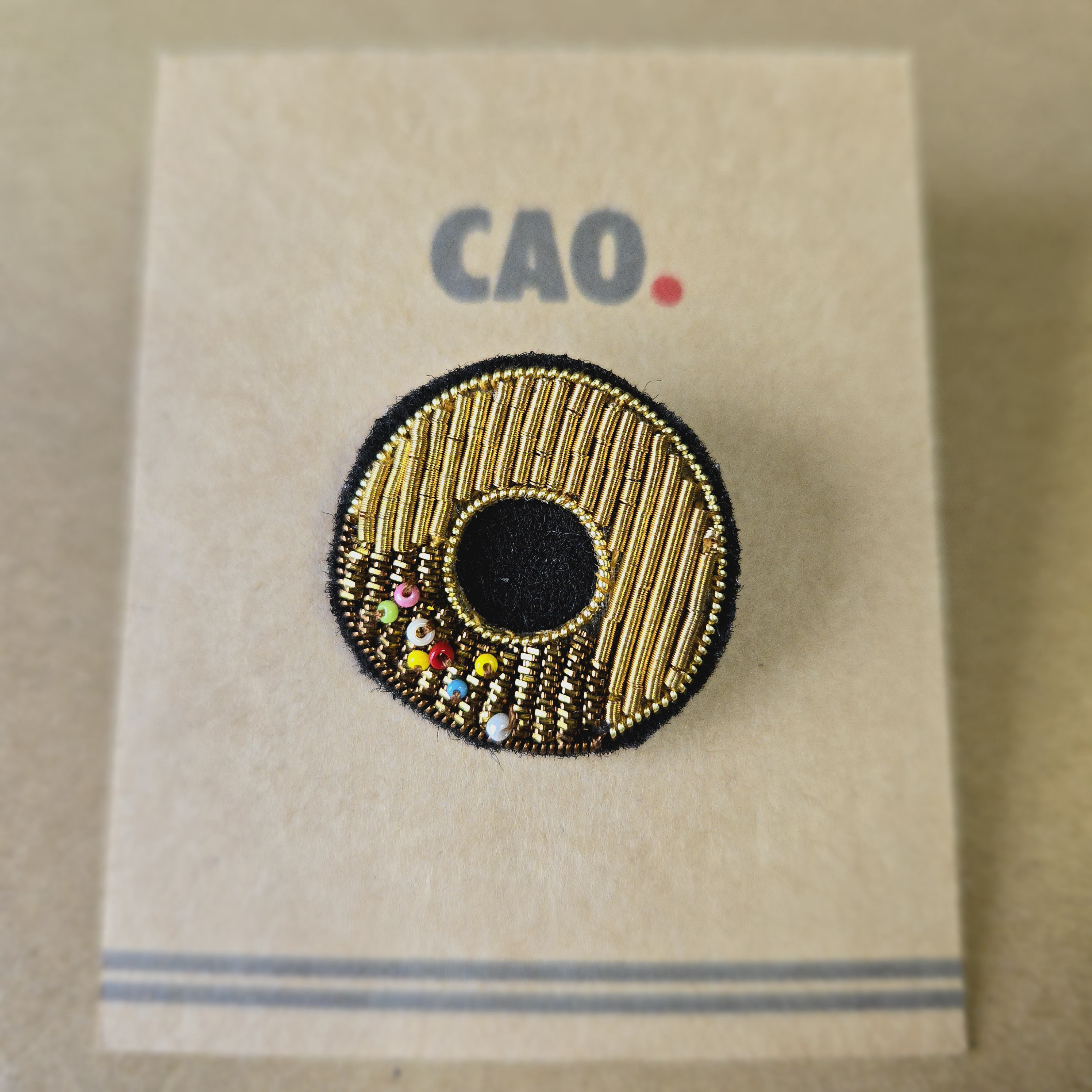 【ドーナツのミニブローチ】～オートクチュール刺繍～チェコビーズ☆ギフト・プレゼントにも☆