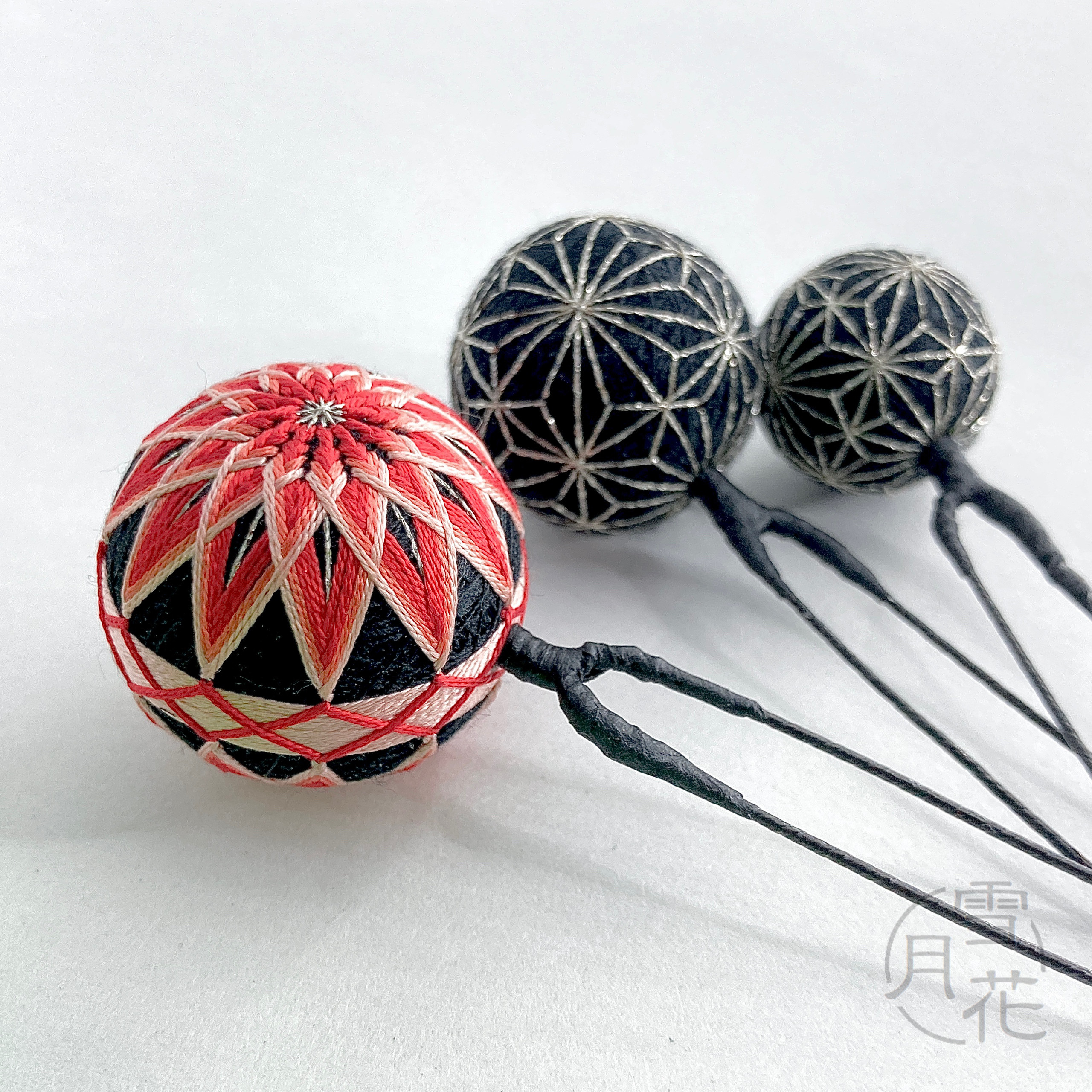 【受注制作】成人式・結婚式・七五三・卒業式・入学式に…手まりの玉髪飾り 玉かんざし Ｕピン《3点セット》＊二つ菊/洋紅色