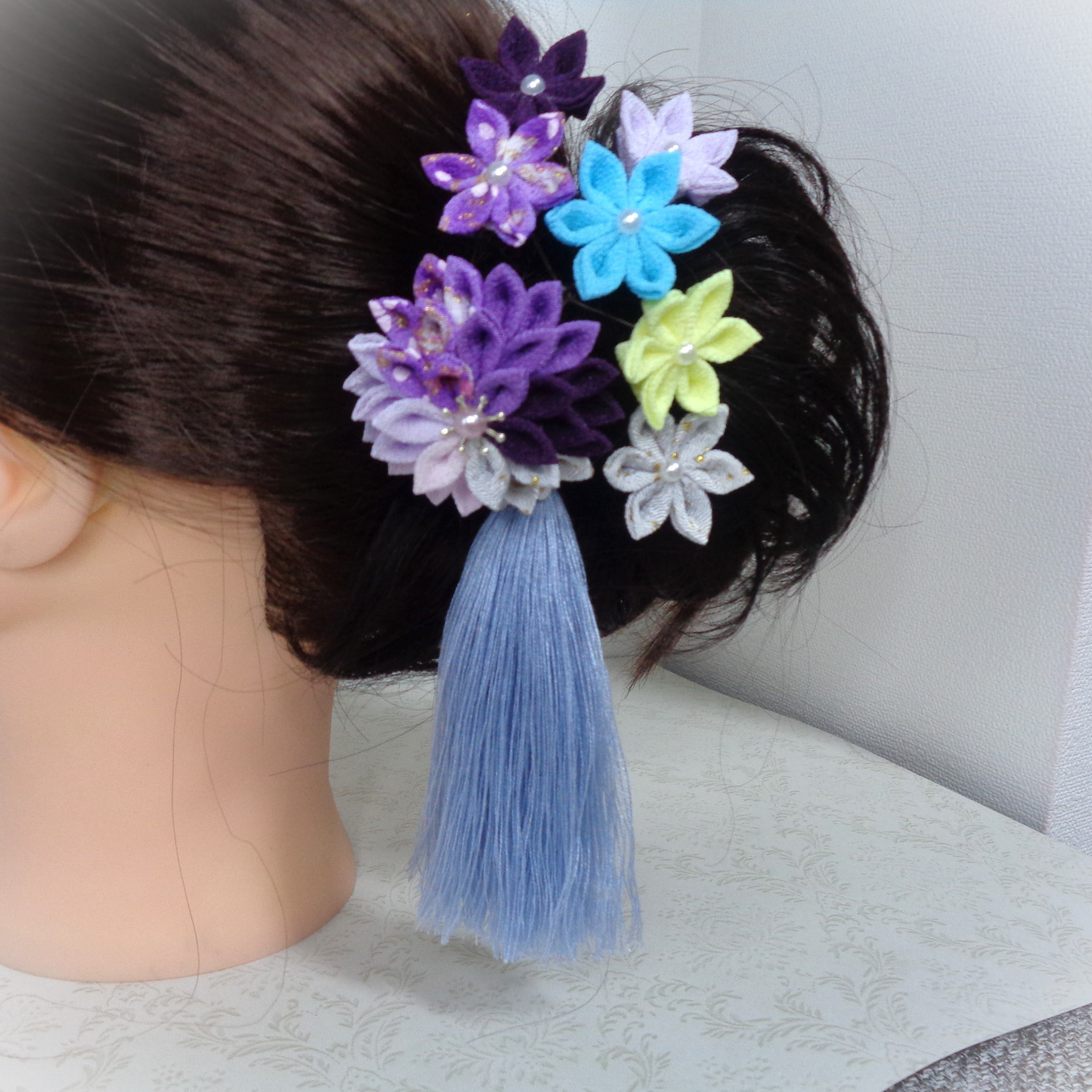 【740】紫の華やぎ：成人式を彩る一越ちりめんのかんざし