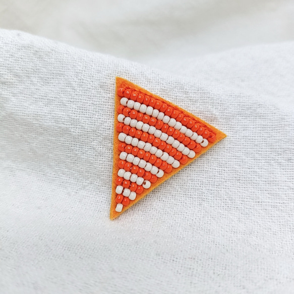 シャープな三角オレンジ☆ビーズ刺繍ブローチ 5枚目の画像