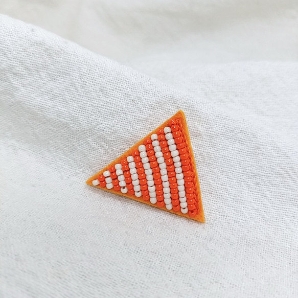 シャープな三角オレンジ☆ビーズ刺繍ブローチ 6枚目の画像