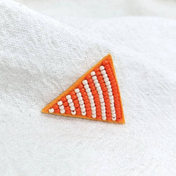 シャープな三角オレンジ☆ビーズ刺繍ブローチ 3枚目の画像