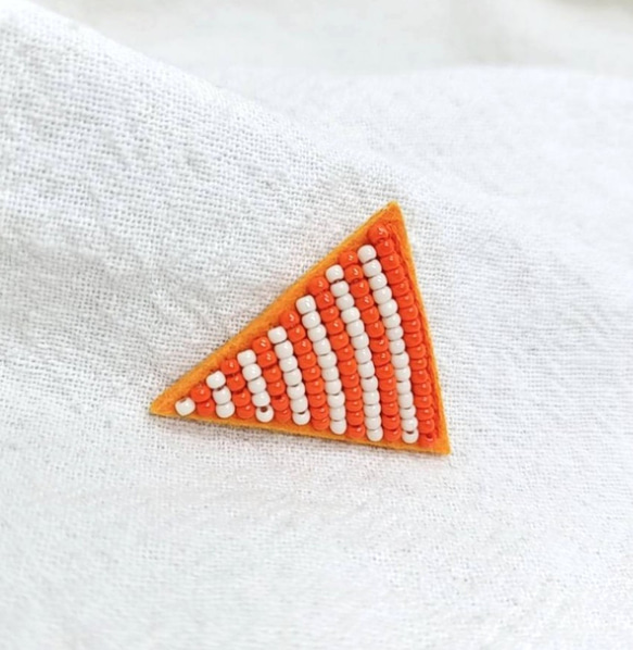 シャープな三角オレンジ☆ビーズ刺繍ブローチ 3枚目の画像