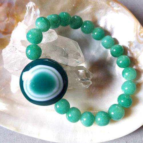 色鮮やかなグリーン色の天珠さん‼️羊眼天珠さんと天然石の