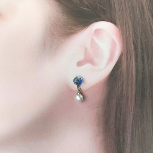 花柄ガラスピアス 赤×青 ブルーガラス フラワーモチーフ ピアス / イヤリング | kuku%