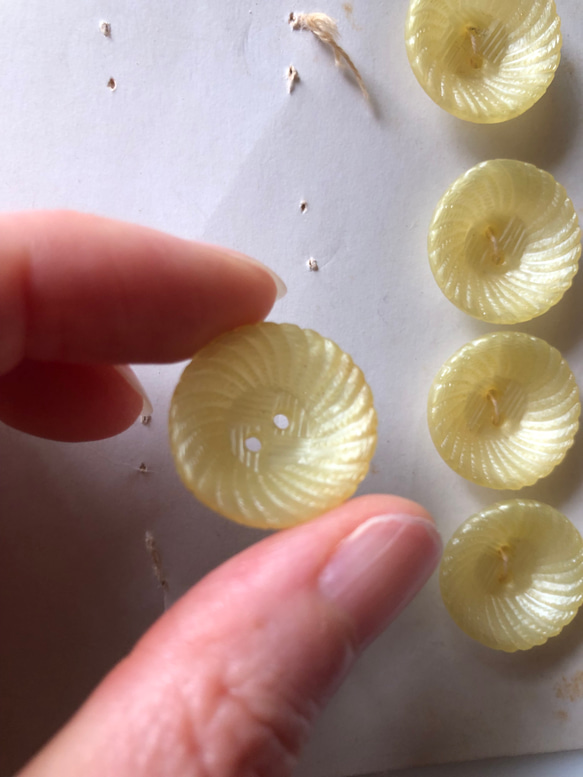 アンティーク ボタン 5個　ビンテージ 昭和 レトロ 個性的 ハンドメイド素材 日本製 ポップ アクセ フラワー　お花 5枚目の画像