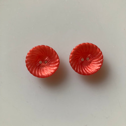 アンティーク ボタン 2個　ビンテージ 昭和 レトロ 個性的 ハンドメイド素材 日本製 ポップ アクセ お花　フラワー 1枚目の画像