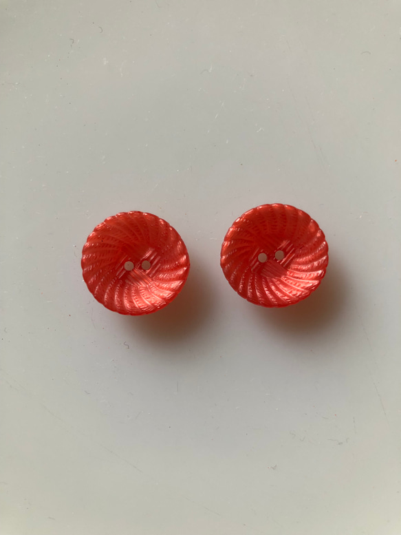 アンティーク ボタン 2個　ビンテージ 昭和 レトロ 個性的 ハンドメイド素材 日本製 ポップ アクセ お花　フラワー 1枚目の画像
