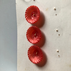 アンティーク ボタン 3個　ビンテージ 昭和 レトロ 個性的 ハンドメイド素材 日本製 ポップ アクセ お花　フラワー 2枚目の画像