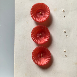 アンティーク ボタン 3個　ビンテージ 昭和 レトロ 個性的 ハンドメイド素材 日本製 ポップ アクセ お花　フラワー 4枚目の画像