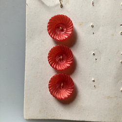 アンティーク ボタン 3個　ビンテージ 昭和 レトロ 個性的 ハンドメイド素材 日本製 ポップ アクセ お花　フラワー 1枚目の画像