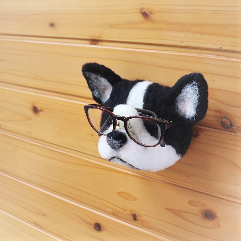 めがね掛け犬【ボストンテリア】壁掛け 　おにぎり