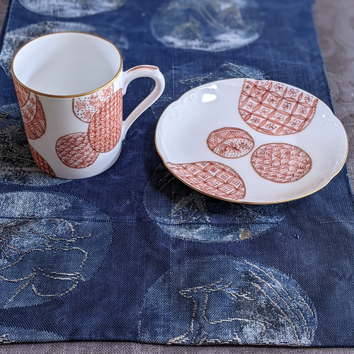 九谷赤絵細描のマグカップとケーキ皿でホワイトデーギフトはいかが