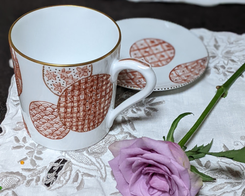 九谷赤絵細描のマグカップとケーキ皿でホワイトデーギフトはいかが