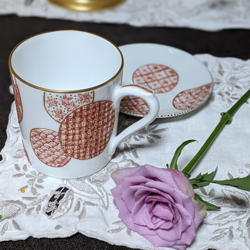 九谷赤絵細描のマグカップとケーキ皿でホワイトデーギフトはいかが