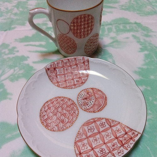 九谷赤絵細描のマグカップとケーキ皿でホワイトデーギフトはいかが