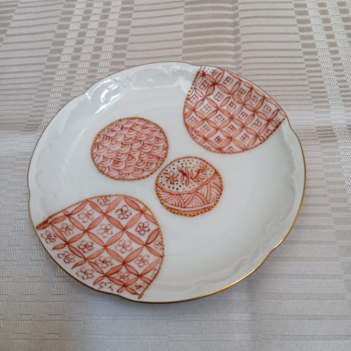 九谷赤絵細描のマグカップとケーキ皿でホワイトデーギフトはいかが