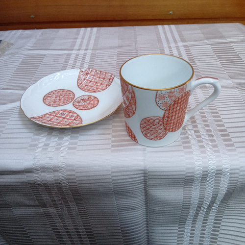 九谷赤絵細描のマグカップとケーキ皿でホワイトデーギフトはいかが