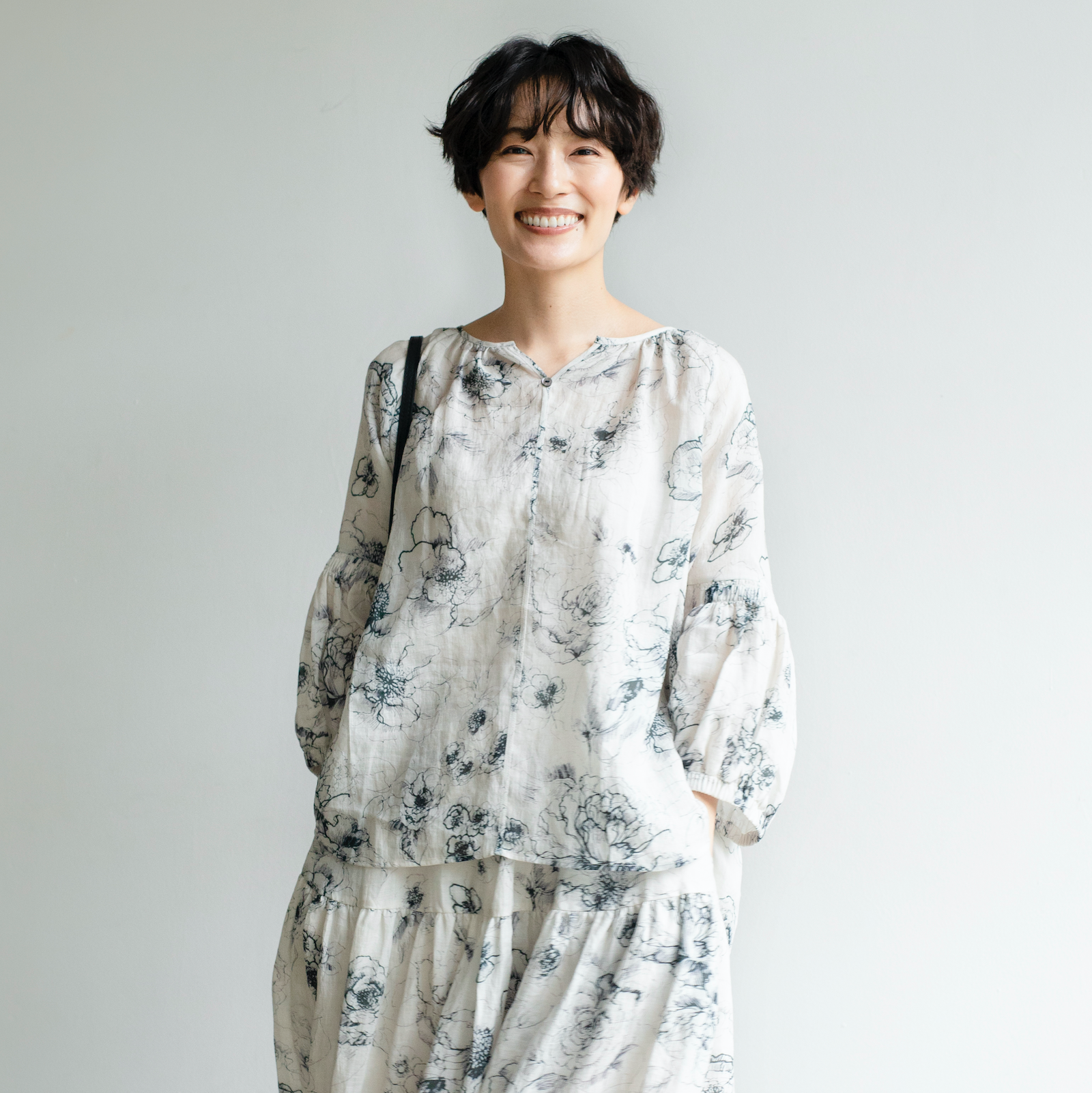 上品で涼しい大人のブラウス　麻のブラウス　バラー柄ブラウス　230606-3