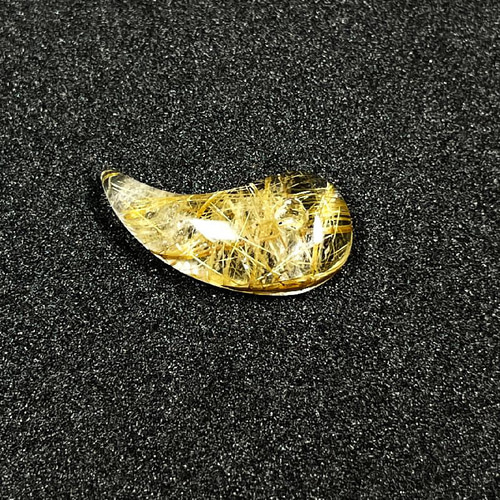 ルチルとレインボーが融合】現品一点物 ゴールドルチル 勾玉
