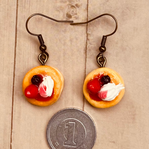 ミニチュアフード》ふわふわパンケーキのピアス ピアス（フープ 