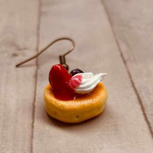 ミニチュアフード》ふわふわパンケーキのピアス ピアス（フープ 
