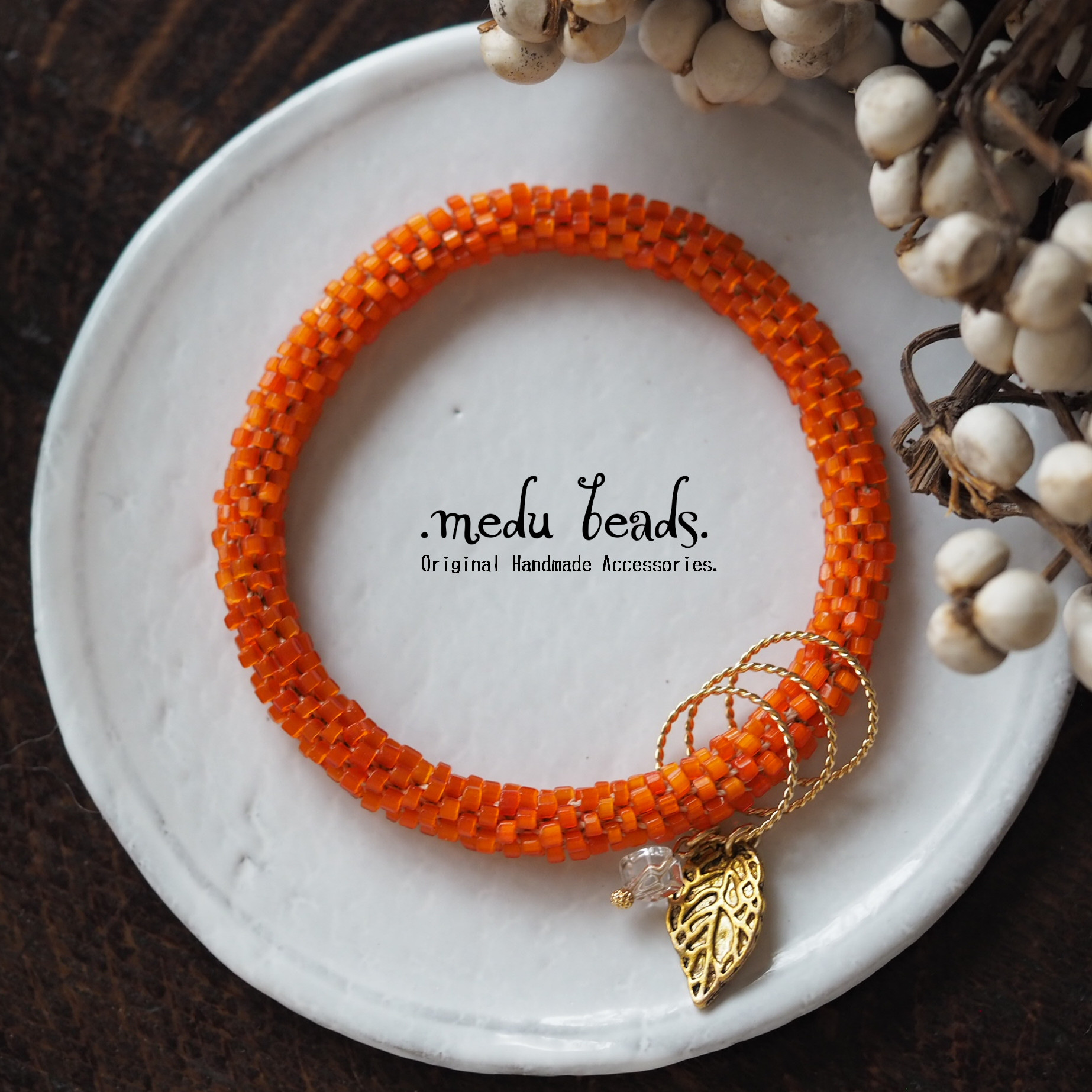 ～恋するバングル～　ブラッドオレンジのビーズバングル　葉っぱチャーム