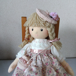 ツートンワンピ（花模様）を着た女の子ドール　ギフト、プレゼント 4枚目の画像