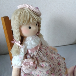 ツートンワンピ（花模様）を着た女の子ドール　ギフト、プレゼント 2枚目の画像