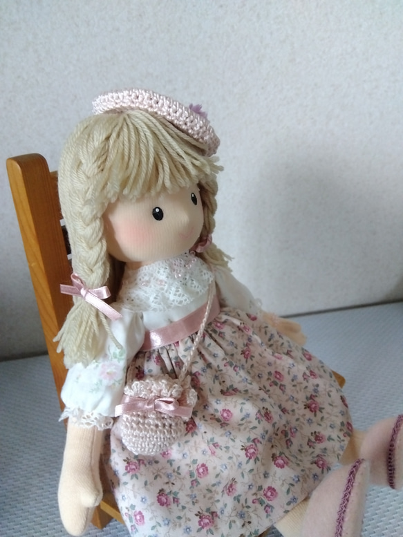 ツートンワンピ（花模様）を着た女の子ドール　ギフト、プレゼント 2枚目の画像