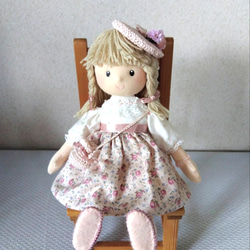 ツートンワンピ（花模様）を着た女の子ドール　ギフト、プレゼント 1枚目の画像
