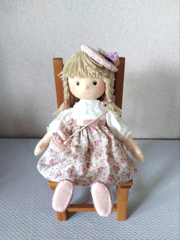 ツートンワンピ（花模様）を着た女の子ドール　ギフト、プレゼント 1枚目の画像