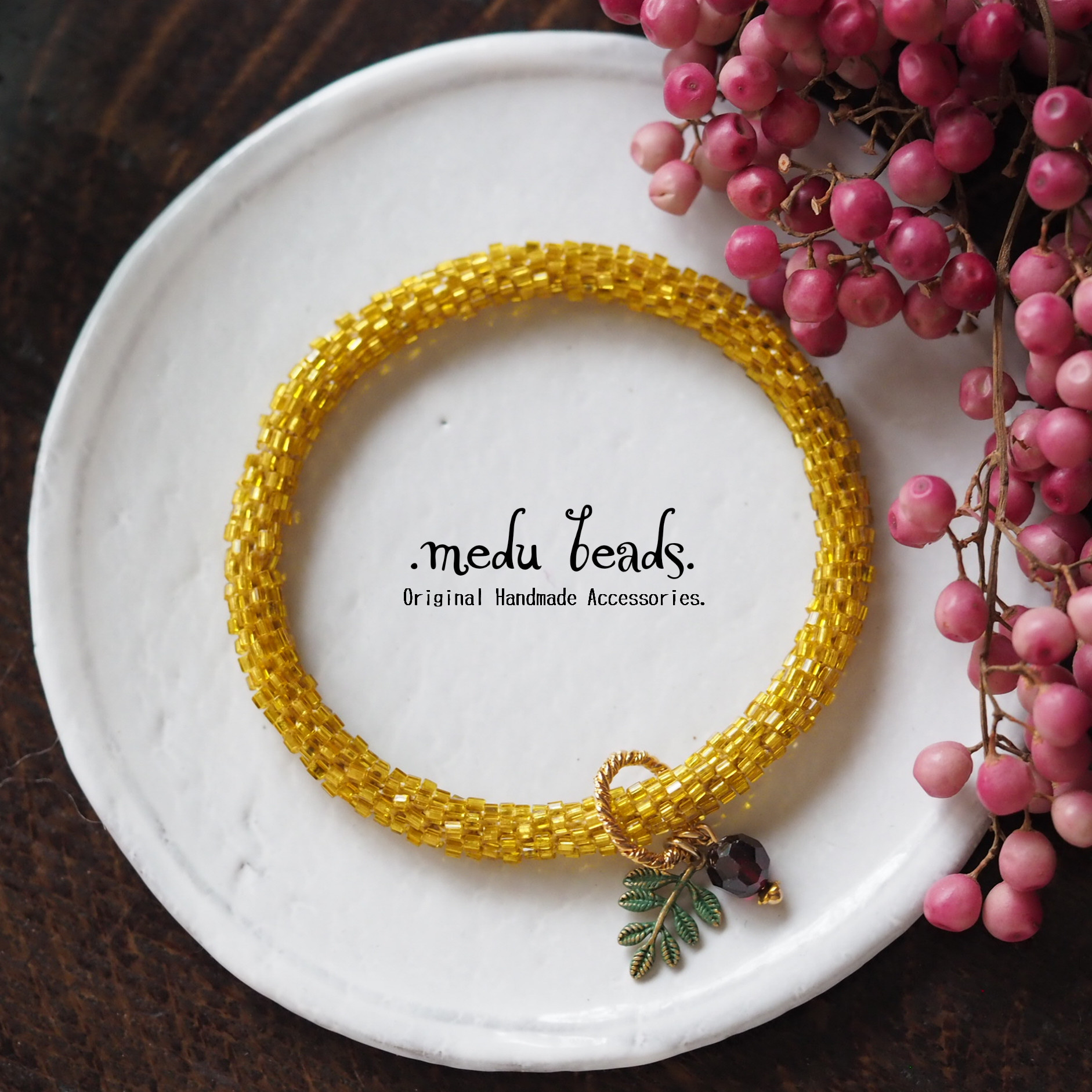 ～恋するバングル～　ハニーマスタードのビーズバングル　葉っぱとガーネットチャーム