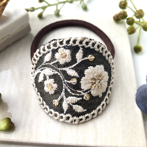 インド刺繍リボンとレザーの髪飾り ボタニカルオーバル ダークカーキ