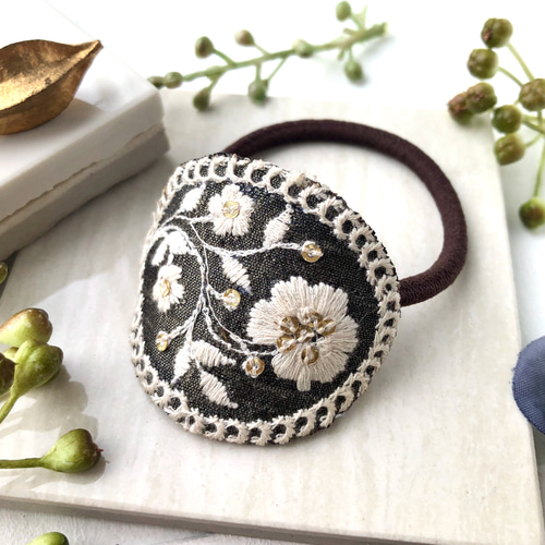インド刺繍リボンとレザーの髪飾り ボタニカルオーバル ダークカーキ 